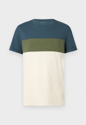 Pier One, COLOUR BLOCK T-SHIRT - T-shirt imprimé - dark blue/green/off-white