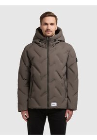 Giacca grigia imbottita con cappuccio, caratterizzata da un design a trapunta diagonale, zip frontale e due tasche laterali. Etichetta del marchio visibile nella parte inferiore.