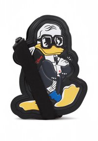 Svart läderaxelväska formad som en tecknad anka, med färgglada accenter, svart rem och detaljerad karaktärsdesign i olika färger.