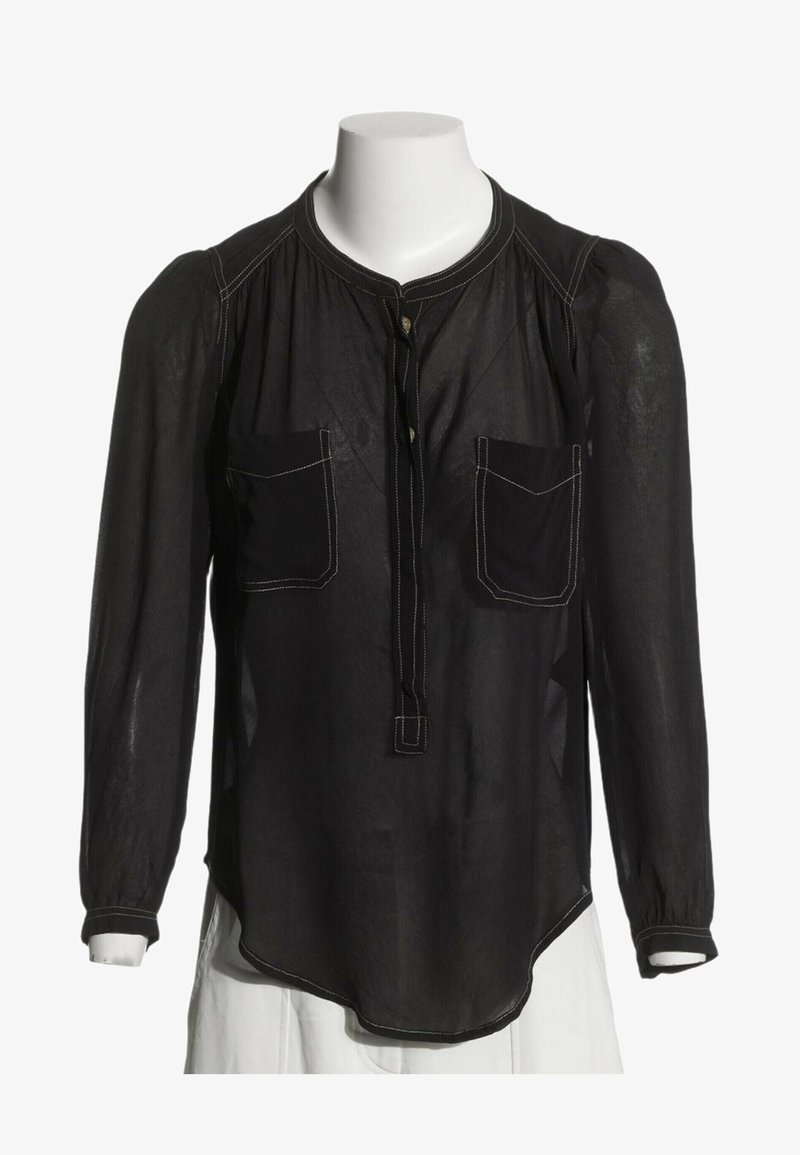 Blouse noire transparente à manches longues avec coutures blanches, col rond, deux poches poitrine et patte de boutonnage sur un mannequin blanc.