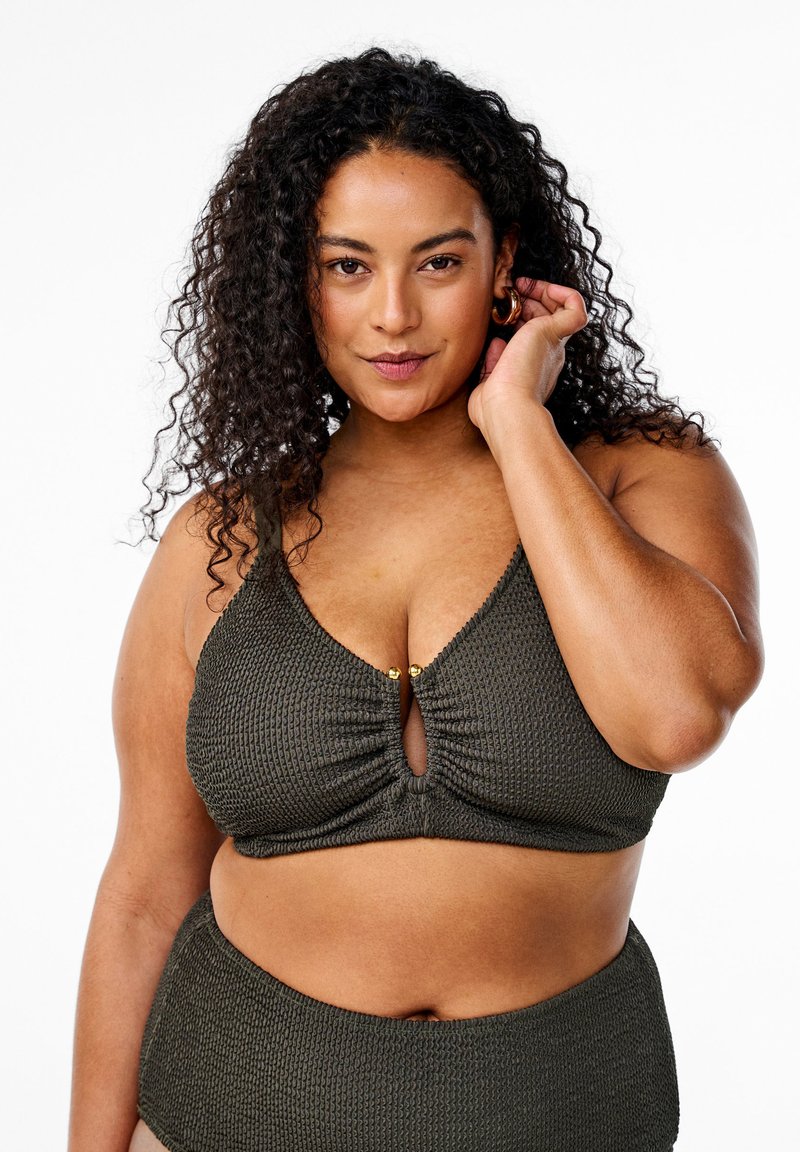 Zizzi MIT STRUKTUR UND EINEM ELEGANTEN DETAIL - Bikini pezzo sopra - climbing ivy