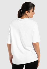 Smilodox UNISEX MACEY FRONT PRINT - Camiseta estampada - weiß