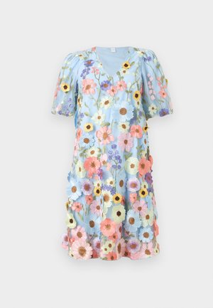 Φόρεμα γαλάζιο με φουσκωτά μανίκια, καλυμμένο με πολύχρωμα κεντημένα λουλούδια σε ροζ, κίτρινο, μωβ και λευκό, με λαιμόκοψη σε σχήμα V.