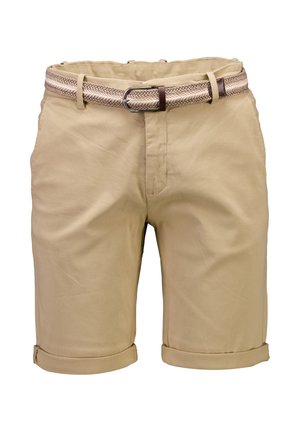 Beige knielange shorts met opgerolde zomen en een gevlochten riem door de riemlussen op een witte achtergrond.