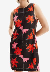 Bezramínková květinová šaty z černé látky, s jasnými červenými a růžovými květinovými vzory, s přiléhavým střihem a skromným výstřihem.