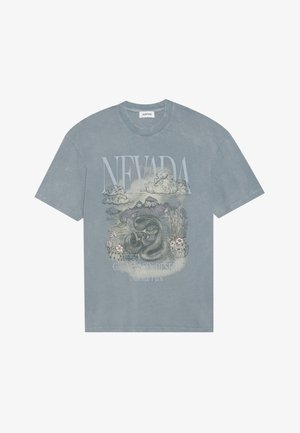T-shirt de algodão cinza com um design ilustrado de uma cena do deserto com montanhas, uma cobra e flores, rotulado "Nevada" e "Deserto do Grande Bacia".