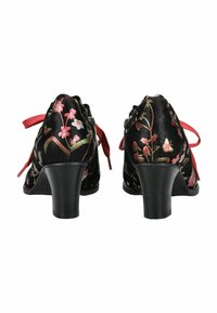 Stivaletti neri con motivo floreale, lacci rossi, tacchi bassi e materiale testurizzato con dettagli rosa e verdi.