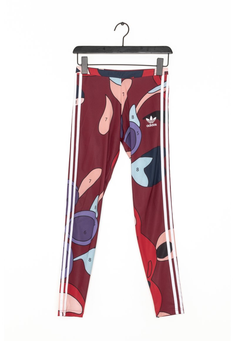 Flerfärgade leggings med en vinröd bas och abstrakta former i blått, rosa och lila. Vita sidremsor och en Adidas-logotyp.