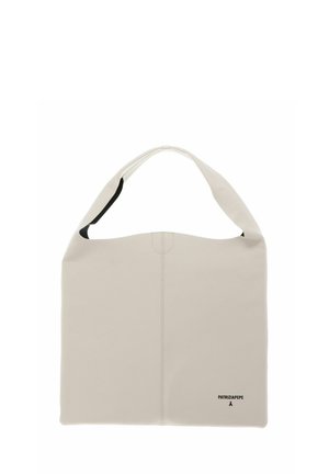 Sac à bandoulière en cuir beige avec une large bandoulière et un petit logo noir "PATRIZIAPEPE" en bas à droite.