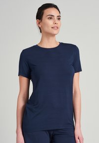 Marinblå t-shirt med kort ärm, gjord av mjukt tyg, med rund halsringning och avslappnad passform, lämplig för fritidsbruk.