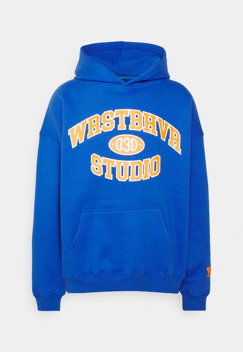 Sweat à capuche bleu avec une poche frontale. Présente un grand texte orange indiquant "WRSTBHVRA STUDIO" sur la poitrine. Tissu doux, coupe décontractée.