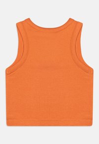 Oranssi puuvillainen toppi, jossa on ribattu pinta, pyöreä kaula-aukko ja hihaton muotoilu. Ei näkyviä kuvioita tai varusteita.