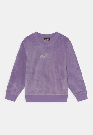 Fioletowa welurowa bluza z długim rękawem, ściągaczami przy rękawach i dole, z małym wyhaftowanym logo "ellesse" na piersi.
