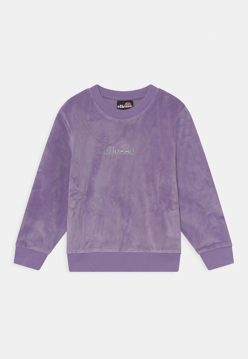 Sweat-shirt violet en velours à manches longues avec poignets et ourlet côtelés, avec un petit logo "ellesse" brodé sur la poitrine.
