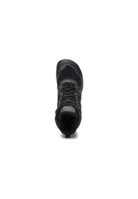 Scarpa da trekking nera con tomaia testurizzata, suola in gomma e punta rinforzata; dispone di lacci e di un anello per una facile calzata.