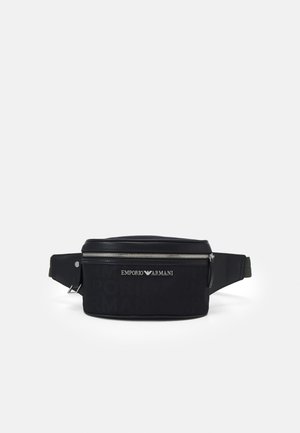 Sac banane noir Emporio Armani avec fermeture éclair argentée et logo sur le devant, sangle réglable, design minimaliste sur fond blanc.