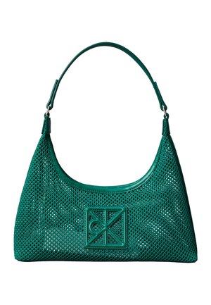 Πράσινη τσάντα από δίχτυ με έναν ιμάντα ώμου και τετράγωνο λογότυπο στη μέση μπροστά, μινιμαλιστικός και μοντέρνος σχεδιασμός.