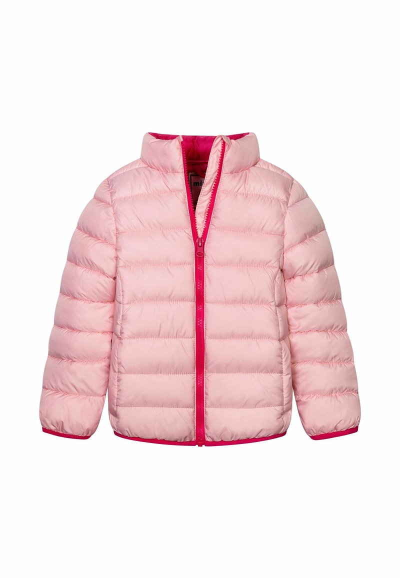 Giacca puffer rosa chiaro con collo alto, dotata di chiusura frontale con zip e zip e foderatura di un rosa più scuro a contrasto. Design a righe orizzontali.
