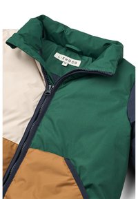 Veste matelassée avec un design en blocs de couleurs vert, beige et marron, dotée d'une fermeture éclair et d'un col haut. Texture de tissu douce, légère.