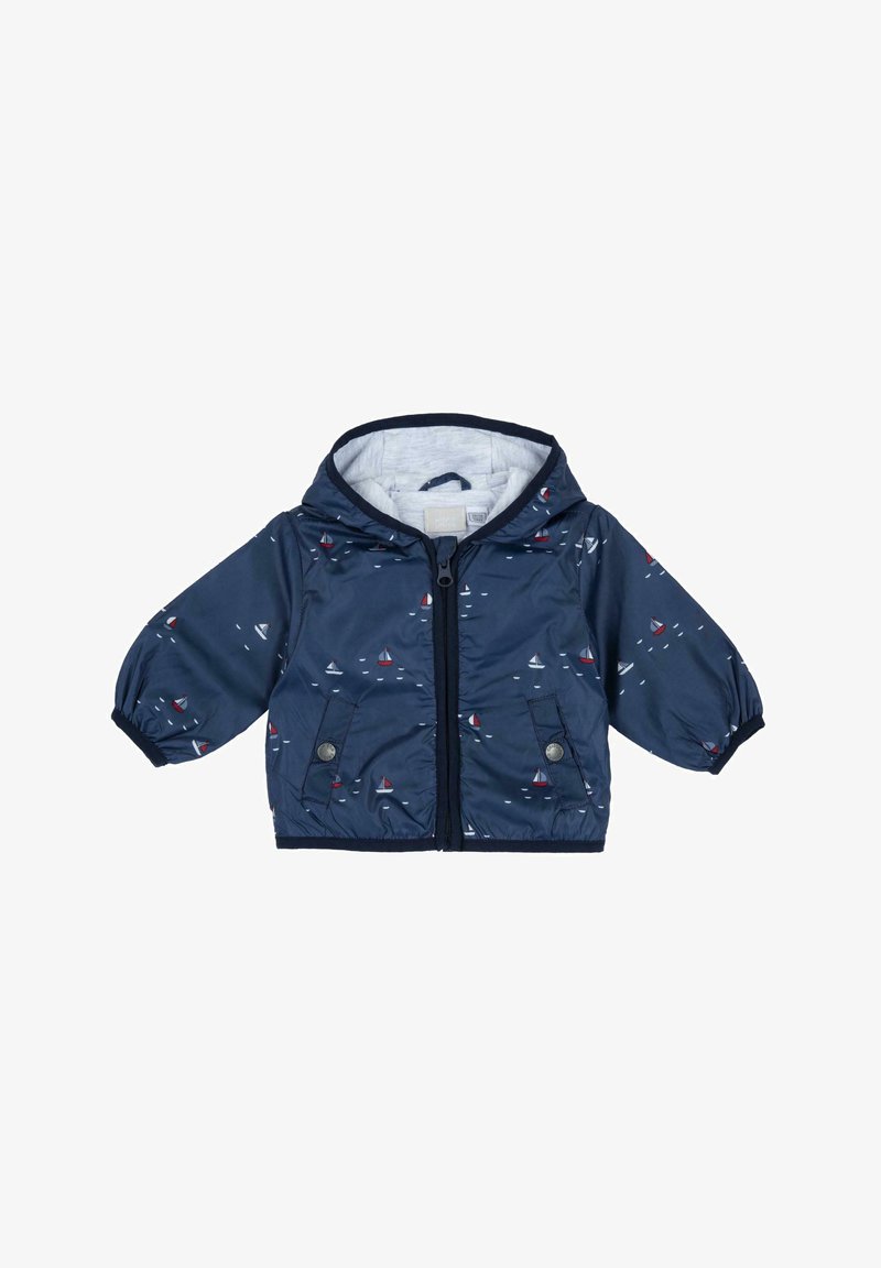 Chaqueta para niño de color azul marino con capucha gris claro, con un estampado de veleros, puños elásticos, cierre de cremallera y bolsillos frontales con botones a presión.