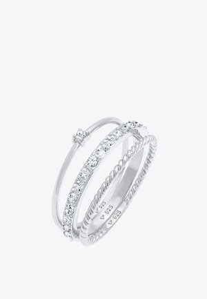 Sada troch strieborných prsteňov: jeden hladký krúžok, jeden zdobený priehľadnými kryštálmi a jeden s krúteným dizajnom. Označené 925 pre strieborné zlato.