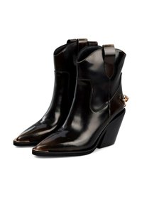 Botas de cuero negro hasta el tobillo con puntera puntiaguda y tacón alto en cuña. Presentan un acento decorativo de hardware dorado en el costado.