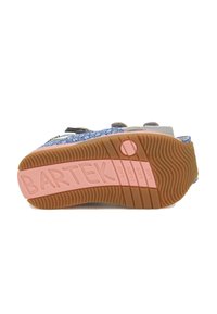 Dětské boty Bartek s modrým květinovým vzorem a šedými detaily. Růžová gumová podešev s drážkami a vyraženým názvem značky.