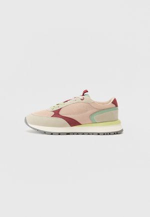 Hellrosa und beige Sneaker mit roten und grünen Akzenten, Mesh-Stoff, gepolstertem Kragen und einer strukturierten Gummisohle. Verfügt über flache Schnürsenkel.