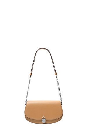 Bruine leren crossbodytas met zilveren ketting en een bruine verstelbare schouderriem, beveiligd met een zilveren slotsluiting op de voorklep.