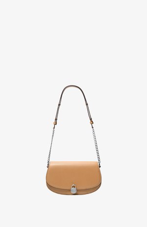 Sac bandoulière en cuir camel avec chaîne argentée et sangle d'épaule marron ajustable, sécurisé par un fermoir à serrure argentée sur le rabat avant.