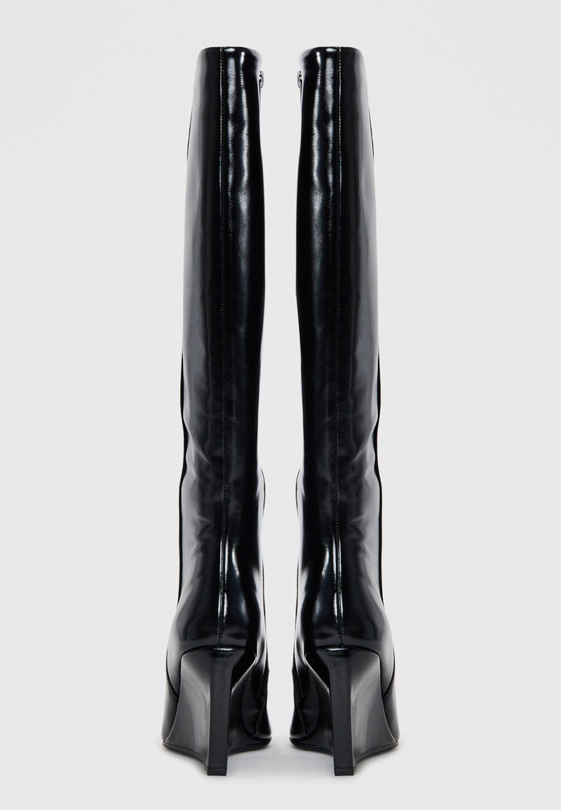 Zwarte hoge laarzen met hak tot de knie, met een glanzende leren afwerking, slank ontwerp en hoekige hakvorm. Ritsluiting aan de zijkant.