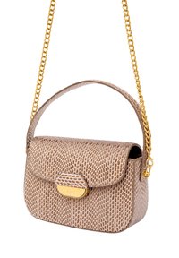 Bežová texturovaná kožená kabelka se zlatým řetízkem, kulatým držadlem a klopou s akcentem ve zlaté barvě.