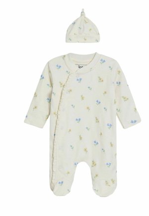 Une combinaison blanche à manches longues, présentant des motifs de fleurs pastel en bleu et jaune ; elle comprend un bonnet assorti avec un nœud sur le dessus.
