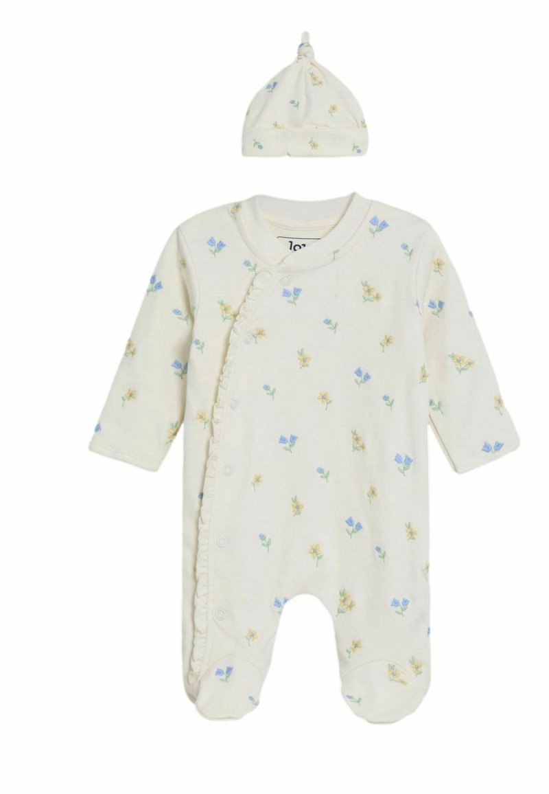 Une combinaison blanche à manches longues, présentant des motifs de fleurs pastel en bleu et jaune ; elle comprend un bonnet assorti avec un nœud sur le dessus.