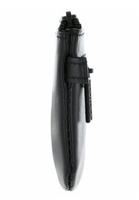 Étui fin en cuir noir avec coutures visibles et languette de fermeture éclair sur le côté, montré sous un angle latéral.