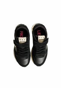 Sneaker nere con un mix di materiali lisci e testurizzati, dotati di suola bianca a contrasto, testo rosa sulla soletta e cinturino regolabile in Velcro.
