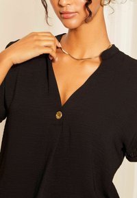 Friends Like These V NECK ROLL SLEEVE BUTTON - Blūze - black