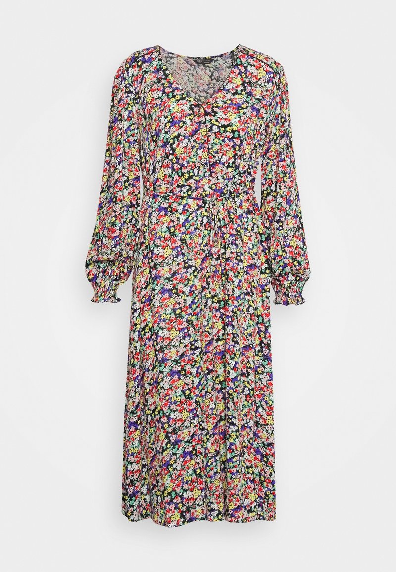 Robe maxi fleurie avec de longues manches bouffantes, décolleté en V et taille à cordon. Présente de petites fleurs multicolores sur fond noir.