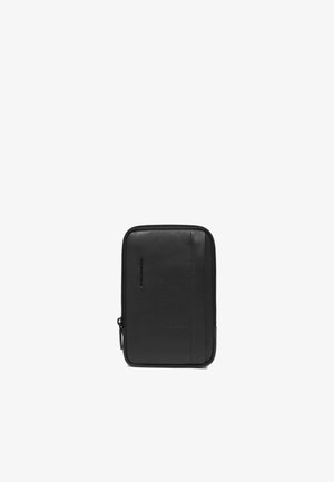 Borsa nera in pelle con cerniera, dalla texture liscia, forma rettangolare, dettaglio tasca frontale e sottili cuciture a contrasto. Design compatto e minimalista.