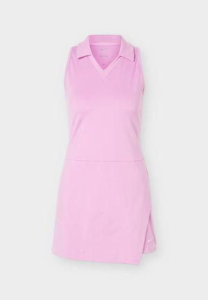 Ärmelloses rosa Polokleid mit V-Ausschnitt und seitlichem Schlitz, aus glattem, leichtem Stoff gefertigt.
