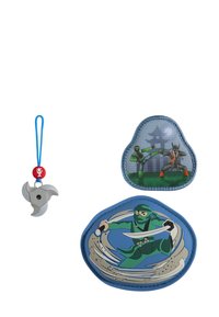 Tre patch in silicone: un ovale blu con un design di ninja, una patch rotonda che mostra due ninja in azione e una stella ninja grigia con un cordino blu.