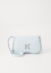 Svetlomodrá crossbody taška vyrobená z textúrovanej tkaniny, s detailom strieborného loga, zakriveným tvarom a nastaviteľným popruhom.