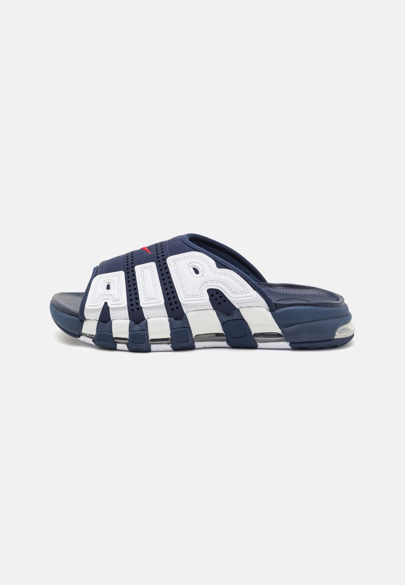 Infradito blu navy con parte superiore bianca che presenta la scritta "AIR", perforazioni e una suola in gomma texturizzata per una migliore presa.