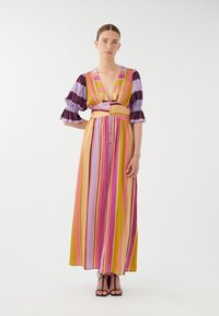 Maxi jurk met verticale strepen in roze, geel en paars. Heeft een diepe V-hals, puffmouwen en een knopenfrontend. Soepel materiaal.