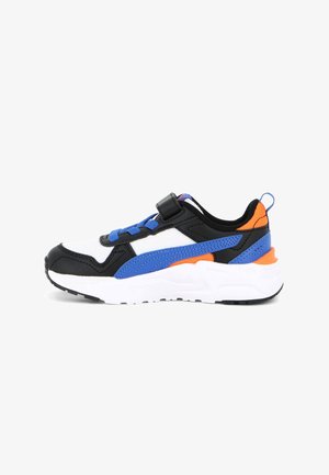 Scarpa da ginnastica low-top bianca, nera, blu e arancione con lacci blu, cinturino in velcro e suola bianca spessa.