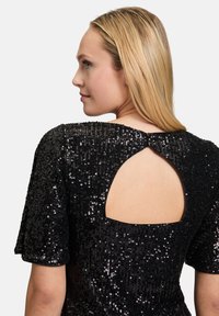 Schwarzes Pailletten-Kleid mit kurzen Ärmeln, einem runden Ausschnitt und einem Rückenschlitz mit Knopfdetails. Glatte Textur.