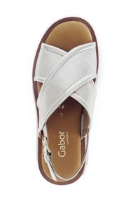 Sandal in pelle grigia chiara con cinturini incrociati, fibbia regolabile alla caviglia, soletta imbottita marrone e suola in gomma bianca. Nome del marchio impresso all'interno.