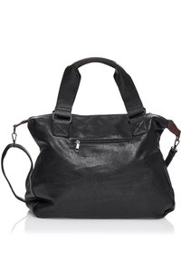 Zwarte leren handtas met twee korte handvatten en een afneembare schouderriem. Beschikt over een voorzak met rits en een gestructureerd oppervlak.