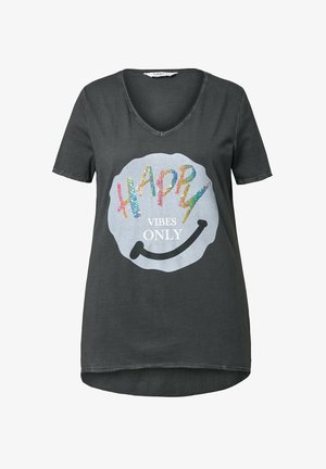 Camiseta gris de manga corta con escote en V, que presenta un gran gráfico de cara sonriente y un texto colorido con lentejuelas que dice "SOLO BUENAS VIBRACIONES".