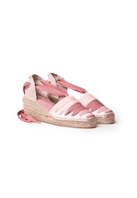 Kengät espadrille tyyppiset, joissa on vaaleanpunaiset ja mauve-kangassiteet. Juuttia kääritty talvikenkä, jossa on tekstuuri ja kudottu takapuoli sekä nauhat varmistaaksesi hyvän istuvuuden.